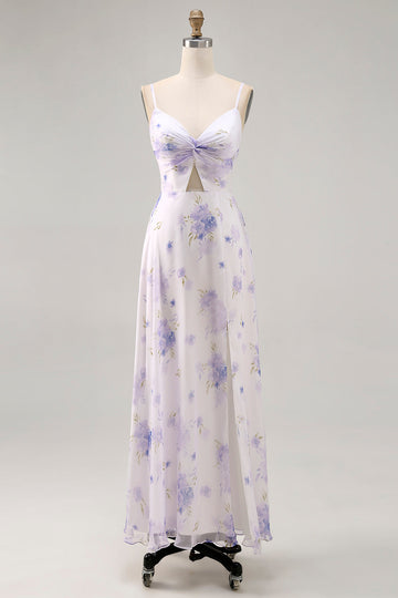 Vestido de invitada de boda con tirantes finos de flores lavanda y abertura